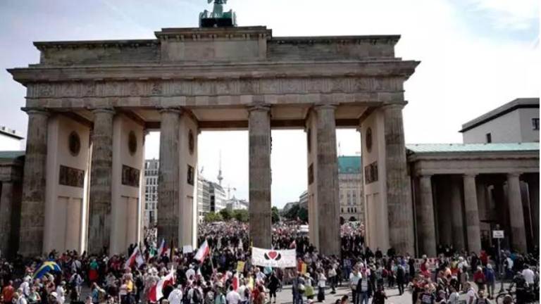 Al menos 18.000 personas se suman a la marcha de Berlín para denunciar las medidas contra la covid-19