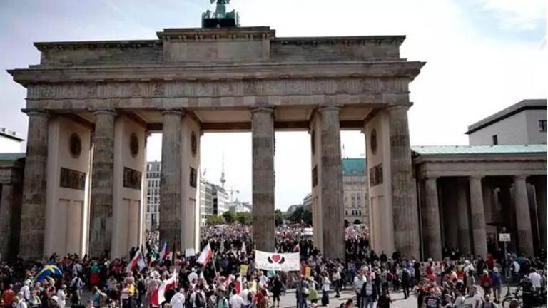 Al menos 18.000 personas se suman a la marcha de Berlín para denunciar las medidas contra la covid-19 Al menos 18.000 personas se suman a la marcha de Berlín para denunciar las medidas contra la covid-19