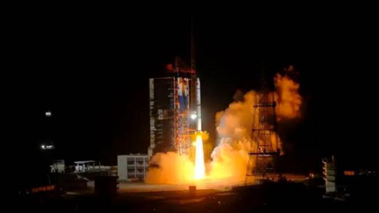 Restos de un cohete pesado lanzado por China caen en el Océano Índico