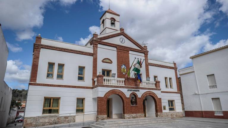 El alcalde de Puente de Génave insta a no manifestarse y avanza que la familia del presunto homicida del joven de Peal de Becerro se va esta tarde del pueblo El alcalde de Puente de Génave insta a no manifestarse y avanza que la familia del presunto homicida del joven de Peal de Becerro se va esta tarde del pueblo