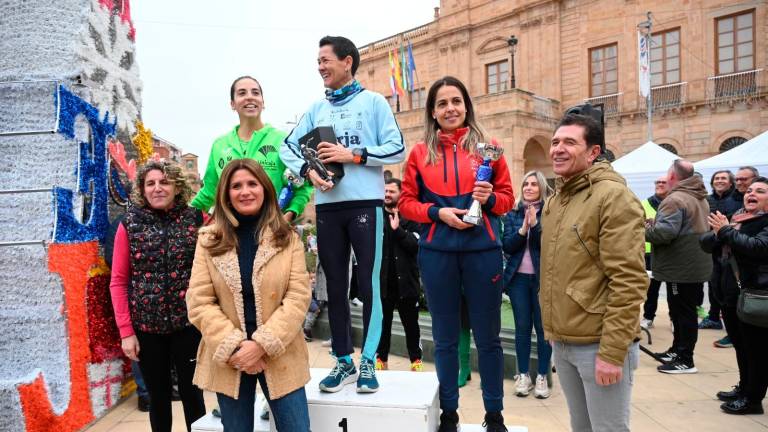 Juan Bautista y Lola Chiclana repiten victoria en la San Silvestre de Linares Juan Bautista y Lola Chiclana repiten victoria en la San Silvestre de Linares