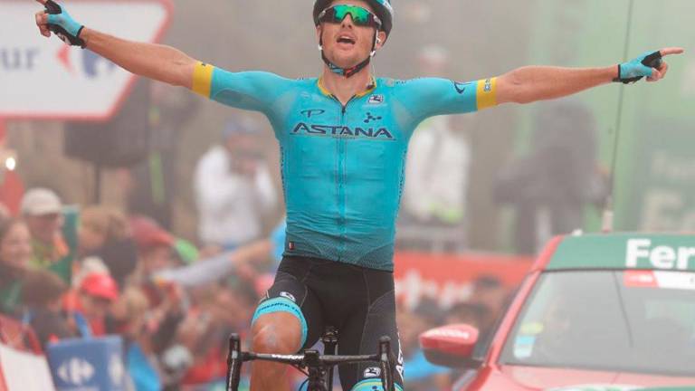 Jakob Fuglsang gana desde la escapada y los Movistar ceden tiempo en meta