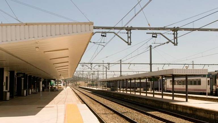 Adif licita por 3,27 millones la reparación de varios tramos de la vía ferroviaria entre Vilches y Santa Elena Adif licita por 3,27 millones la reparación de varios tramos de la vía ferroviaria entre Vilches y Santa Elena