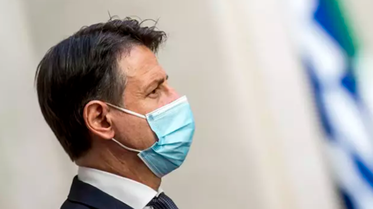 Italia prohíbe fiestas privadas y restringe horarios de bares para frenar la segunda ola de coronavirus Italia prohíbe fiestas privadas y restringe horarios de bares para frenar la segunda ola de coronavirus