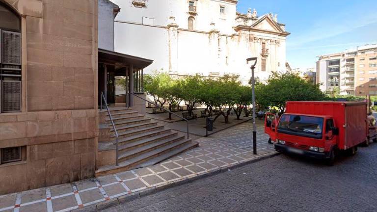 Encuentran a un hombre muerto en un banco de la calle Ramón y Cajal de Jaén Encuentran a un hombre muerto en un banco de la calle Ramón y Cajal de Jaén