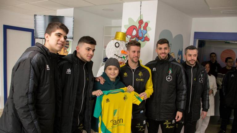 El Jaén FS visita a los niños ingresados en el Materno Infantil El Jaén FS visita a los niños ingresados en el Materno Infantil