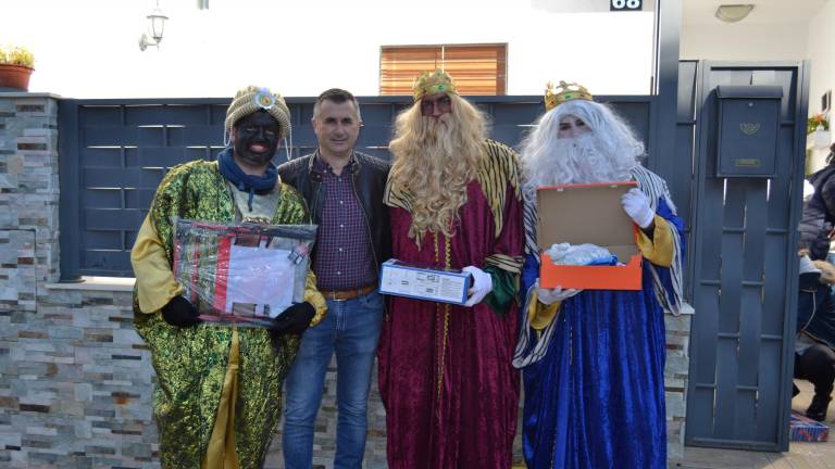 Unos atípicos Reyes Magos despiertan a los pequeños Unos atípicos Reyes Magos despiertan a los pequeños