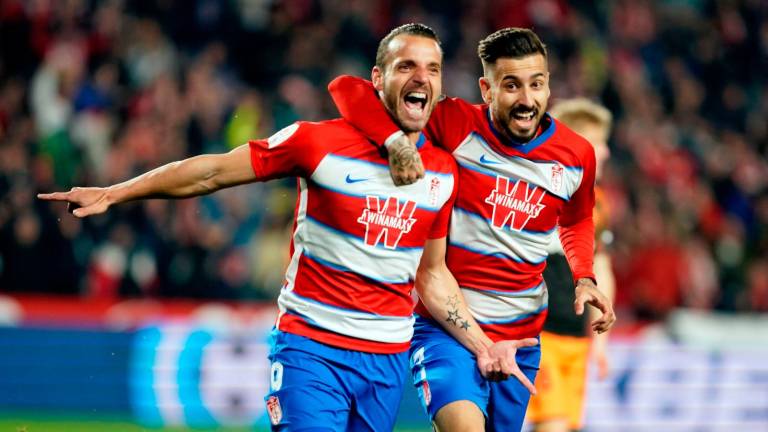 Soldado desata la locura en Granada con dos goles Soldado desata la locura en Granada con dos goles