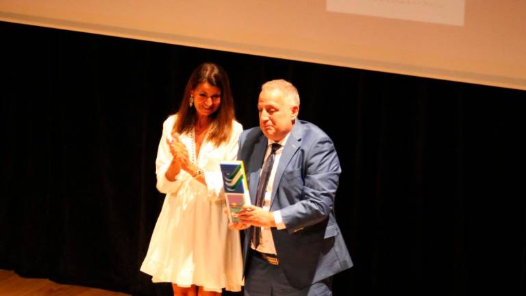 El hockey andaluz premia el periodismo de divulgación de Gilberto Moreno El hockey andaluz premia el periodismo de divulgación de Gilberto Moreno