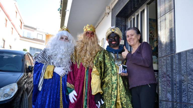 Unos atípicos Reyes Magos despiertan a los pequeños Unos atípicos Reyes Magos despiertan a los pequeños