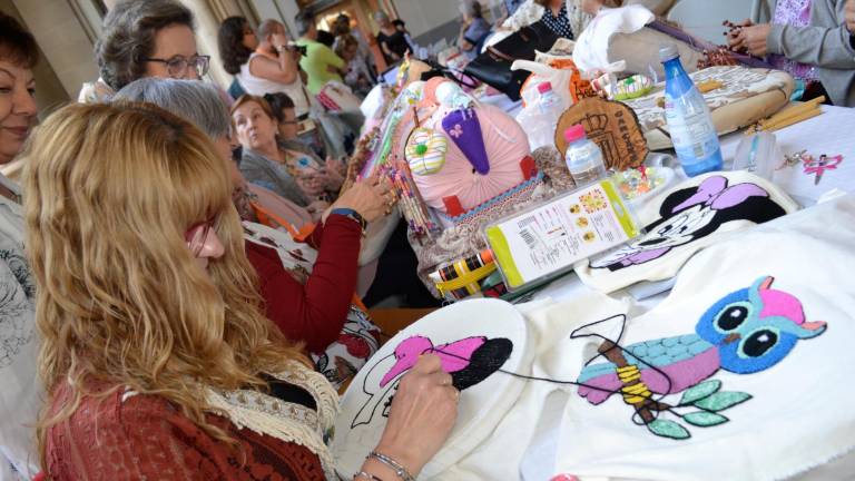 Abanicos, pañuelos y un sinfín de obras de arte con bolillos Abanicos, pañuelos y un sinfín de obras de arte con bolillos
