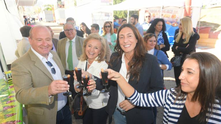 Paseo por la feria de Jaén de la secretaria general del PP andaluz