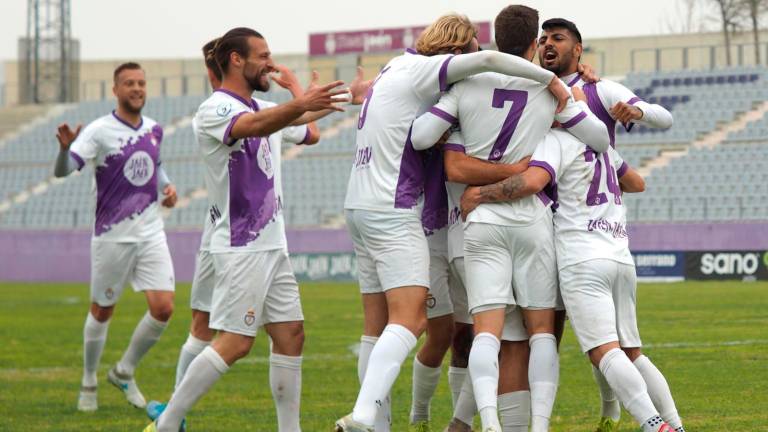 El Real Jaén vence a un Torreperogil que reacciona en el segundo tiempo (2-0) El Real Jaén vence a un Torreperogil que reacciona en el segundo tiempo (2-0)