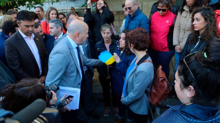 Tensión en la visita del consejero de Educación por los comedores Tensión en la visita del consejero de Educación por los comedores