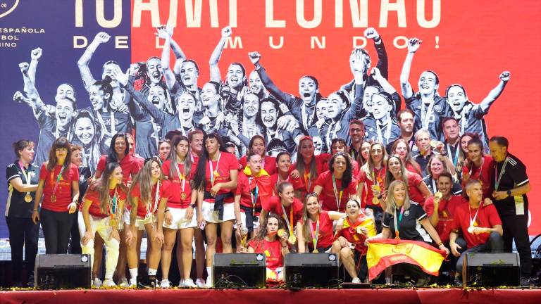 España celebra su histórico Mundial en una fiesta sin fin España celebra su histórico Mundial en una fiesta sin fin