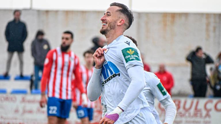 El golazo de Cámara mantiene al Real Jaén en la carrera por el ascenso directo (0-1) El golazo de Cámara mantiene al Real Jaén en la carrera por el ascenso directo (0-1)