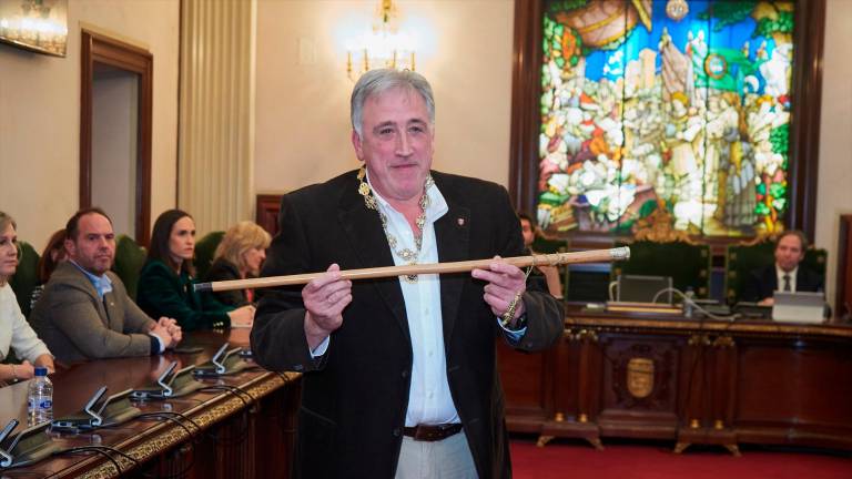 Joseba Asirón, de Bildu, ya es alcalde de Pamplona al prosperar la moción de censura con el PSOE Joseba Asirón, de Bildu, ya es alcalde de Pamplona al prosperar la moción de censura con el PSOE