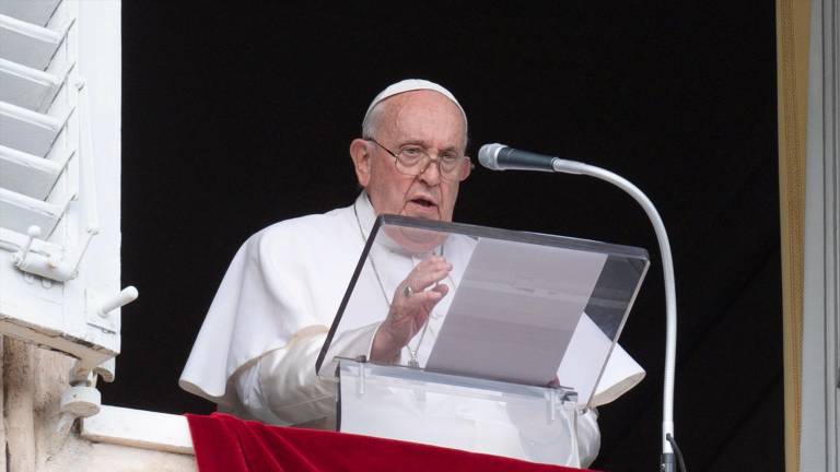 El Papa continúa con la inflamación pulmonar, pero ya no tiene fiebre y seguirá con antibióticos El Papa continúa con la inflamación pulmonar, pero ya no tiene fiebre y seguirá con antibióticos