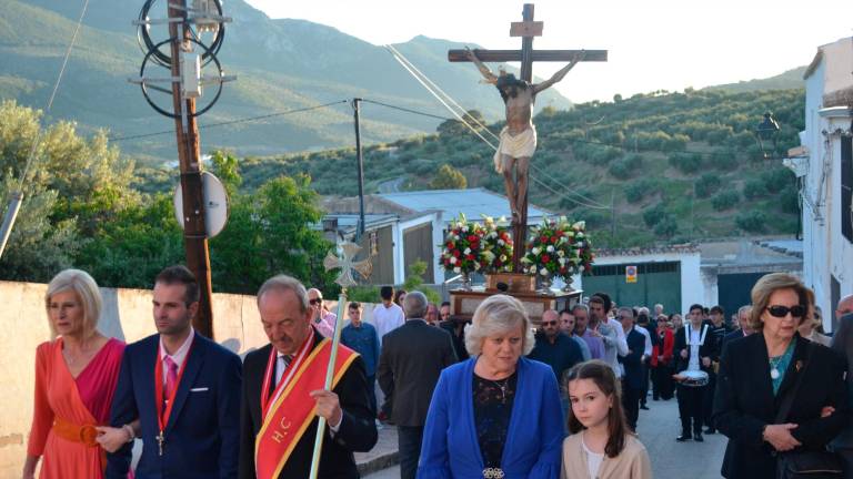 La Carrasca muestra su devoción al Cristo de la Santa Cruz