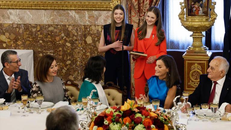 La Princesa Leonor y la Infanta Sofía sorprenden a Felipe VI con un brindis La Princesa Leonor y la Infanta Sofía sorprenden a Felipe VI con un brindis