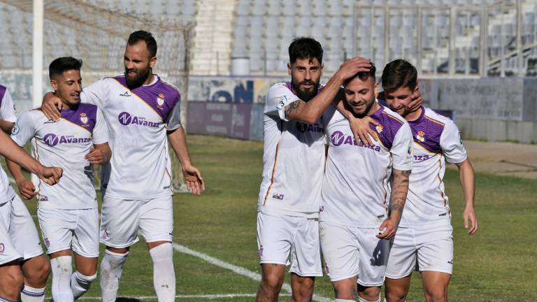 El Real Jaén pone la quinta marcha en un partido con dos caras