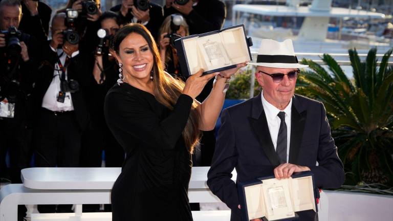 La española Karla Sofía Gascón, premio a Mejor Actriz del Festival de Cannes junto a compañeras de reparto La española Karla Sofía Gascón, premio a Mejor Actriz del Festival de Cannes junto a compañeras de reparto