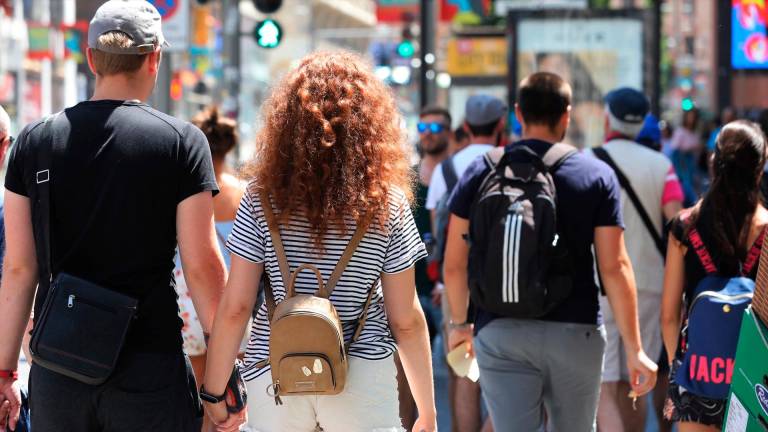 Gente por un paso de peatones en la Gran Vía de Madrid. / Marta Fernández / Archivo Europa Press. 