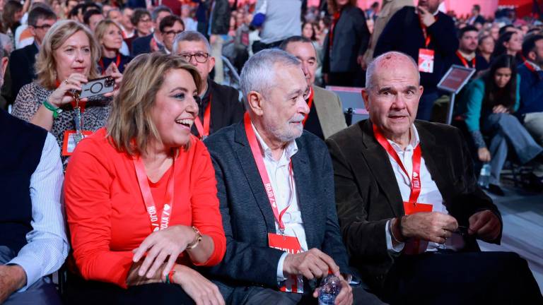 Chaves y Griñán, ovacionados en el Congreso del PSOE tras la anulación de sus condenas por los ERE Chaves y Griñán, ovacionados en el Congreso del PSOE tras la anulación de sus condenas por los ERE
