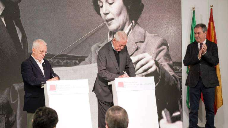 Rafael Escuredo, primer presidente andaluz, cede su fondo documental “para que nadie reescriba la historia” Rafael Escuredo, primer presidente andaluz, cede su fondo documental “para que nadie reescriba la historia”