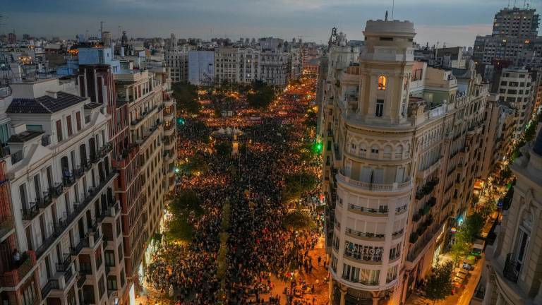 Multitudinaria manifestación para exigir la dimisión de Mazón y su Consell: “No han sabido gestionar” Multitudinaria manifestación para exigir la dimisión de Mazón y su Consell: “No han sabido gestionar”