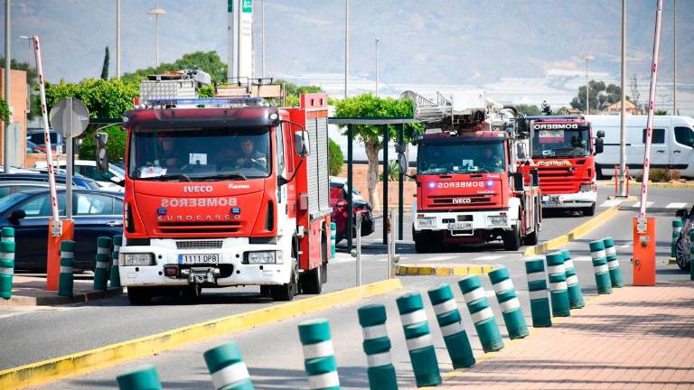 Incendio en una planta de envases de cartón, madera y palets en El Ejido Incendio en una planta de envases de cartón, madera y palets en El Ejido