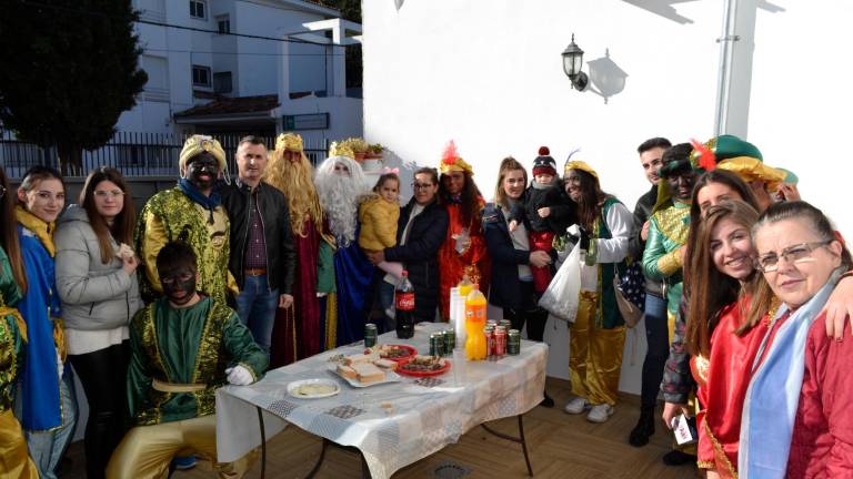 Unos atípicos Reyes Magos despiertan a los pequeños Unos atípicos Reyes Magos despiertan a los pequeños
