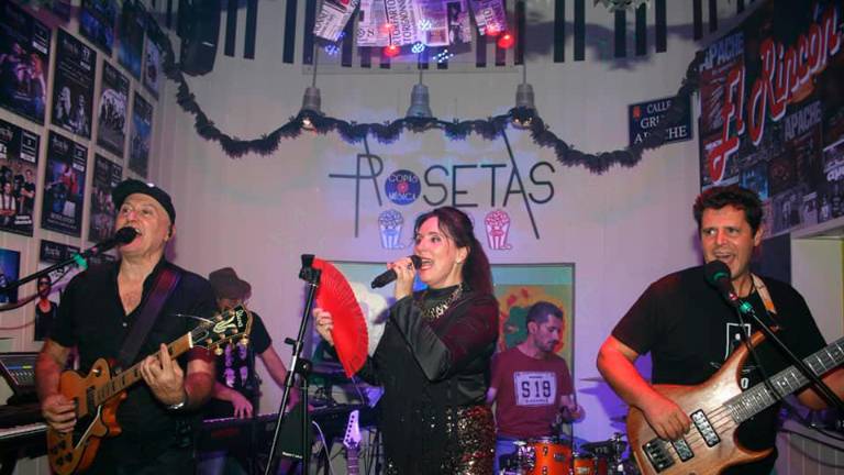 Woman & Four incendia el Pub Rosetas de la capital Woman & Four incendia el Pub Rosetas de la capital