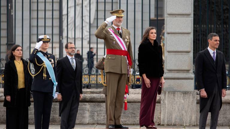 El Rey ensalza la labor de las Fuerzas Armadas en la dana y les anima a continuar porque “queda un largo camino” El Rey ensalza la labor de las Fuerzas Armadas en la dana y les anima a continuar porque “queda un largo camino”