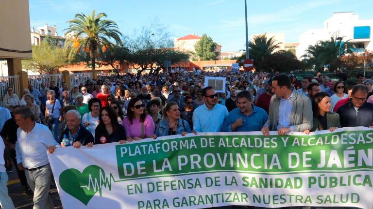 Multitudinaria manifestación contra el “desmantelamiento” del Hospital del Andújar Multitudinaria manifestación contra el “desmantelamiento” del Hospital del Andújar