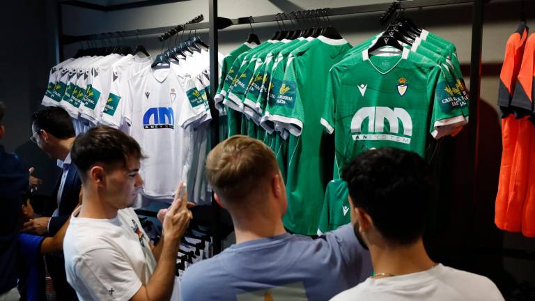 Las nuevas equipaciones y tienda del Real Jaén desatan la locura entre sus seguidores Las nuevas equipaciones y tienda del Real Jaén desatan la locura entre sus seguidores