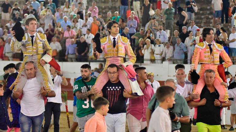 Curro Díaz, Borja Jiménez y Castella salen a hombros de la plaza de Linares Curro Díaz, Borja Jiménez y Castella salen a hombros de la plaza de Linares