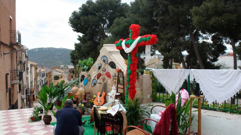 Policromía entre cruces y calles en Cabra del Santo Cristo Policromía entre cruces y calles en Cabra del Santo Cristo