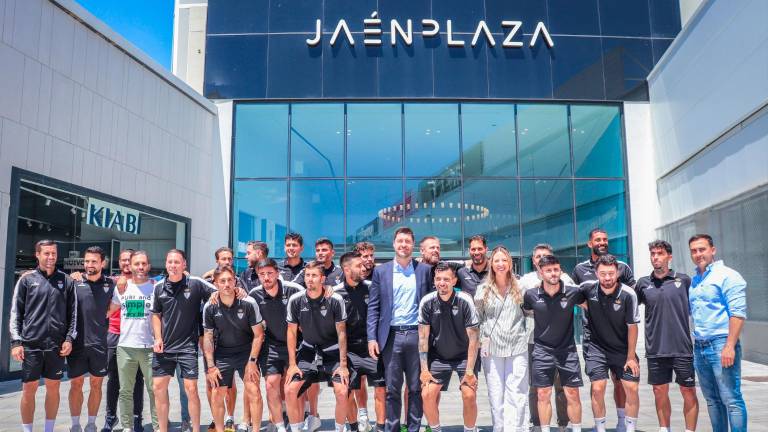 La plantilla y el cuadro técnico del Real Jaén posan con Julio Romero, gerente del Jaén Plaza. 