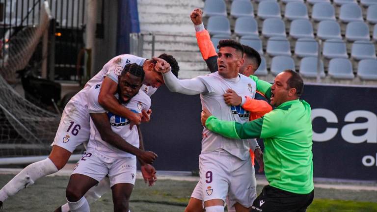 El Real Jaén sigue en la persecución del Malagueño con una victoria sufrida (2-1) El Real Jaén sigue en la persecución del Malagueño con una victoria sufrida (2-1)