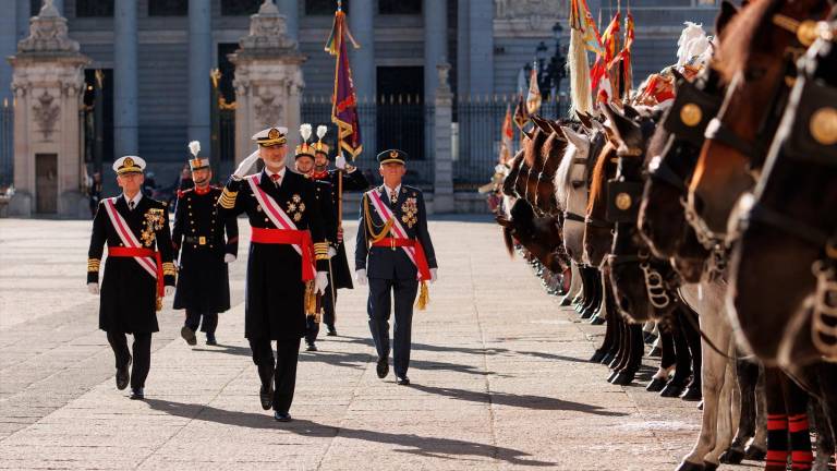 El Rey alaba el papel de los militares en defensa de la Constitución El Rey alaba el papel de los militares en defensa de la Constitución