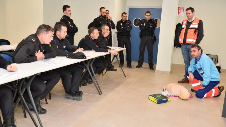 Sanitarios aprenden a protegerse y agentes de Policía, a usar un desfibrilador Sanitarios aprenden a protegerse y agentes de Policía, a usar un desfibrilador
