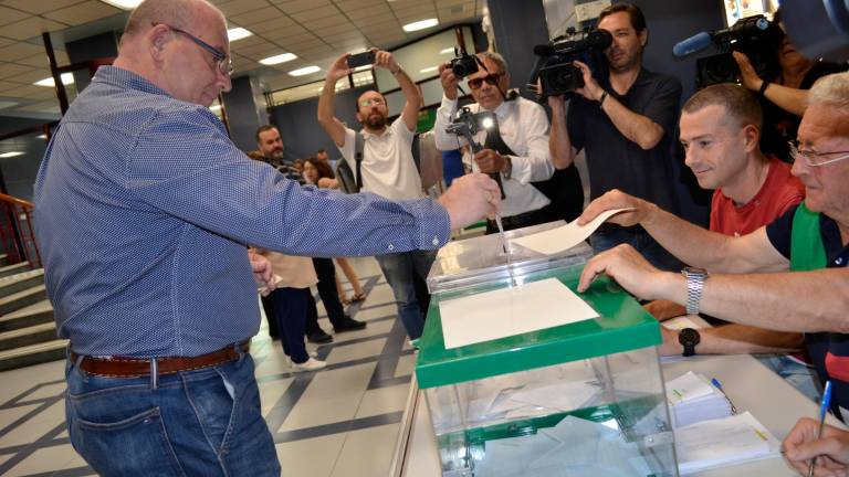 Votan algunos de los candidatos a la Alcaldía de Jaén