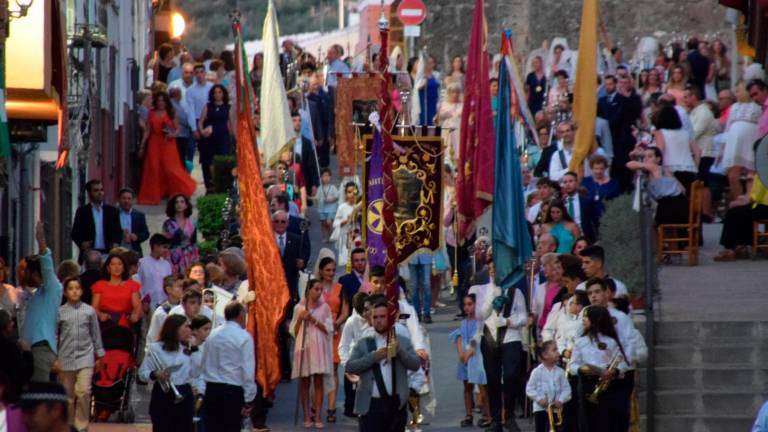 El pueblo se rinde ante el querido lienzo del Crucificado