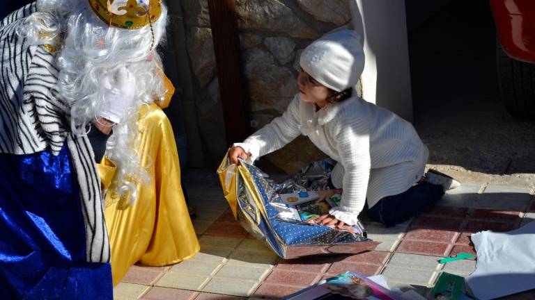 Unos atípicos Reyes Magos despiertan a los pequeños Unos atípicos Reyes Magos despiertan a los pequeños