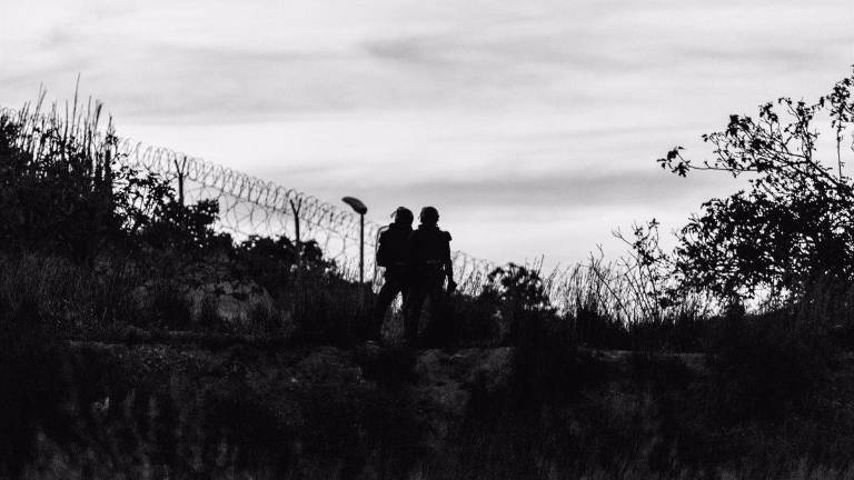 Hospitalizado un guardia civil tras un salto a la valla de Melilla de 12 migrantes Hospitalizado un guardia civil tras un salto a la valla de Melilla de 12 migrantes