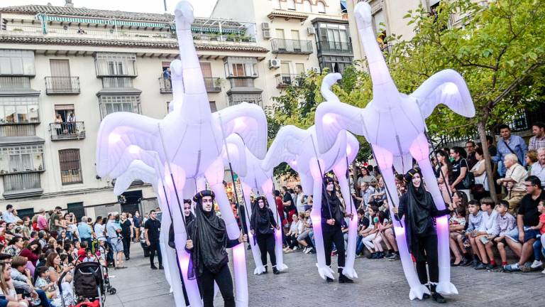 San Lucas da comienzo entre bailarinas, enormes globos, una equilibrista y mucho ritmo