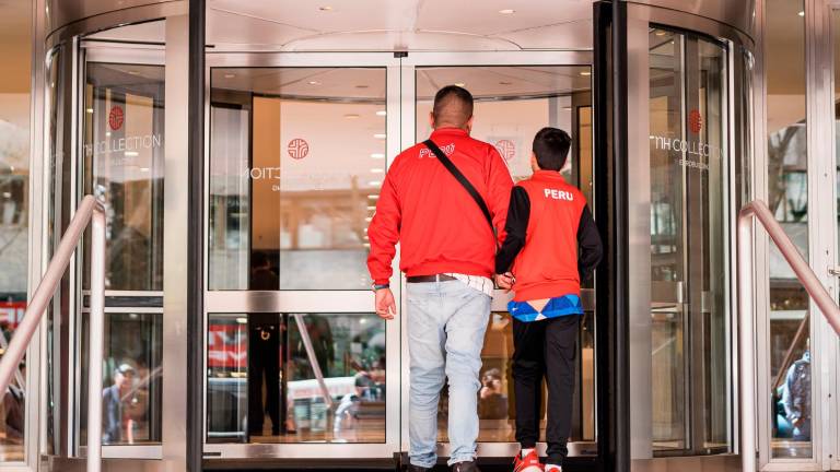 Enfrentamiento entre la Policía y jugadores de la selección peruana de fútbol en un hotel de Madrid Enfrentamiento entre la Policía y jugadores de la selección peruana de fútbol en un hotel de Madrid