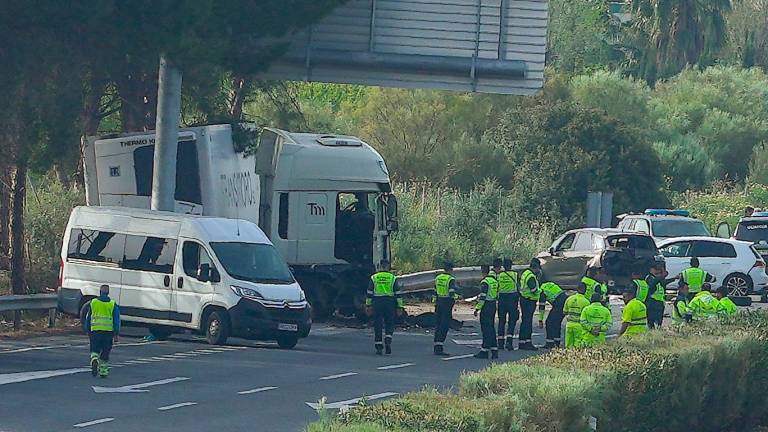 Camión siniestrado contra un control de la Guardia Civil en la AP-4. / Francisco J. Olmo / Europa Press.