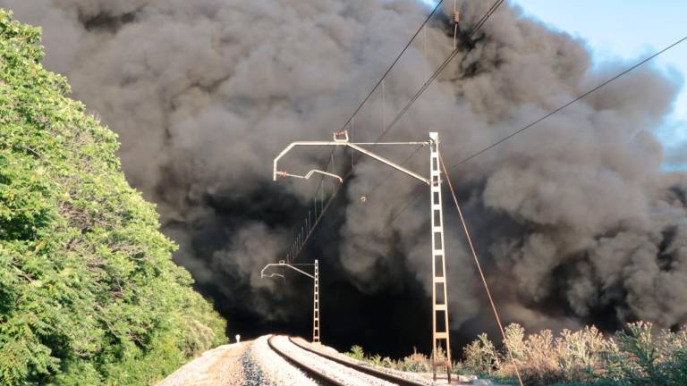 El fuego devora cientos de ruedas El fuego devora cientos de ruedas